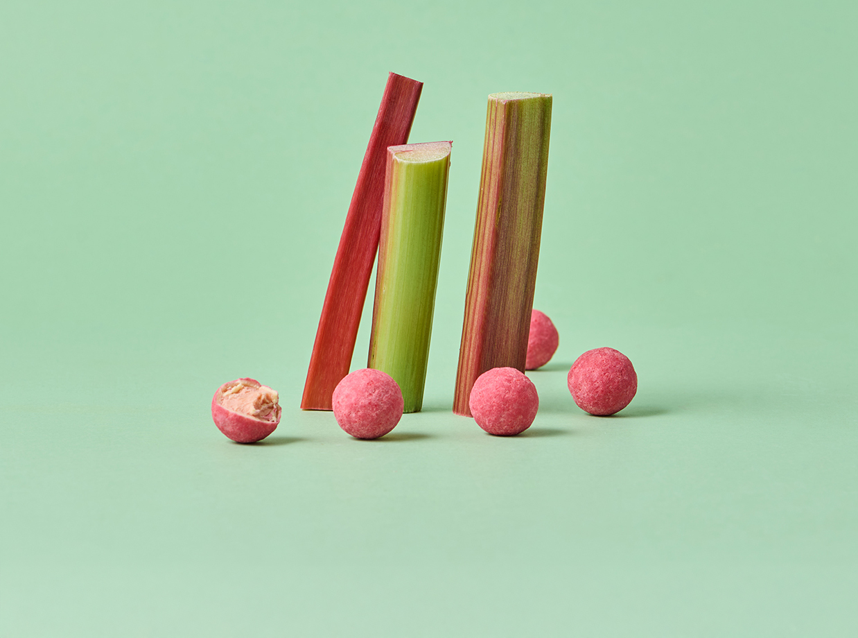 Stimmungsbild: Rhabarber-Joghurt-Pralinen mit Rhabarberstangen Stimmungsbild: Rhabarber-Joghurt-Pralinen mit Rhabarberstangen